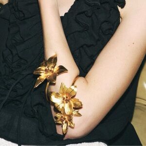 Zara Double Flower Bracelet in Gold Tone